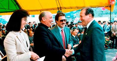 1989 - P. Jorge Hoyos, S.J. junto al Alcalde Mayor de Bogotá Andrés Pastrana Arango